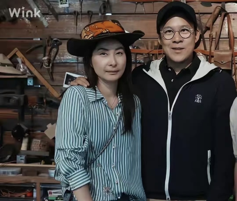 低调！郭晶晶穿旧衬衫游新疆 火车司机退休的郭爸坐主位 霍震霆礼让