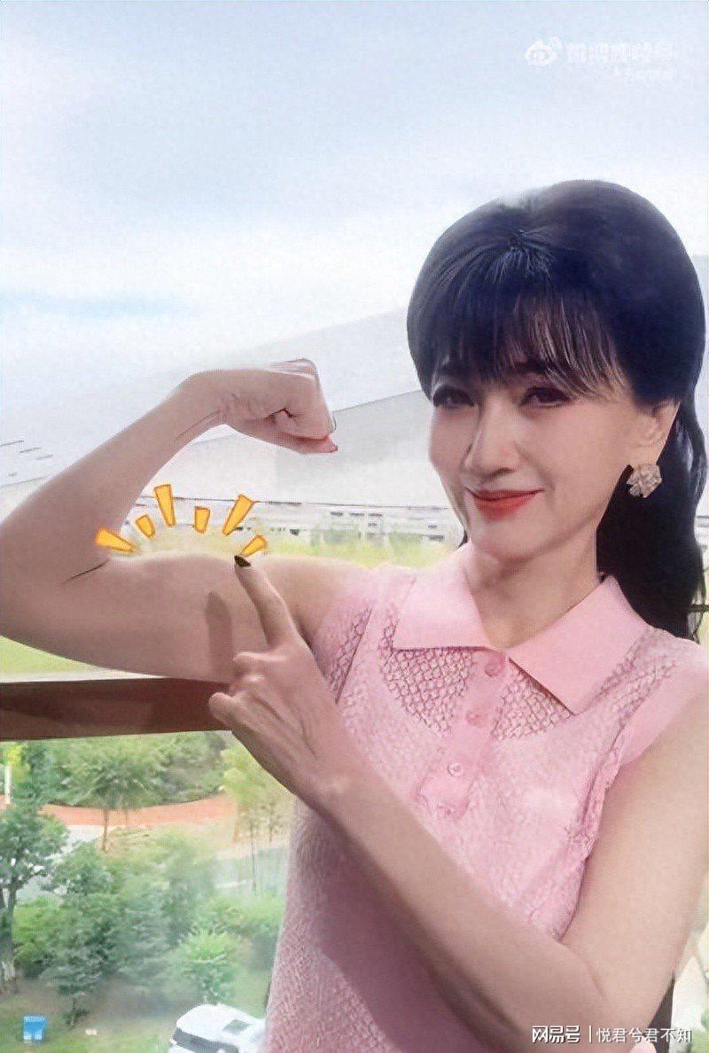赵雅芝晒手臂肌肉线条，配文“我可不是娇滴滴的女王”