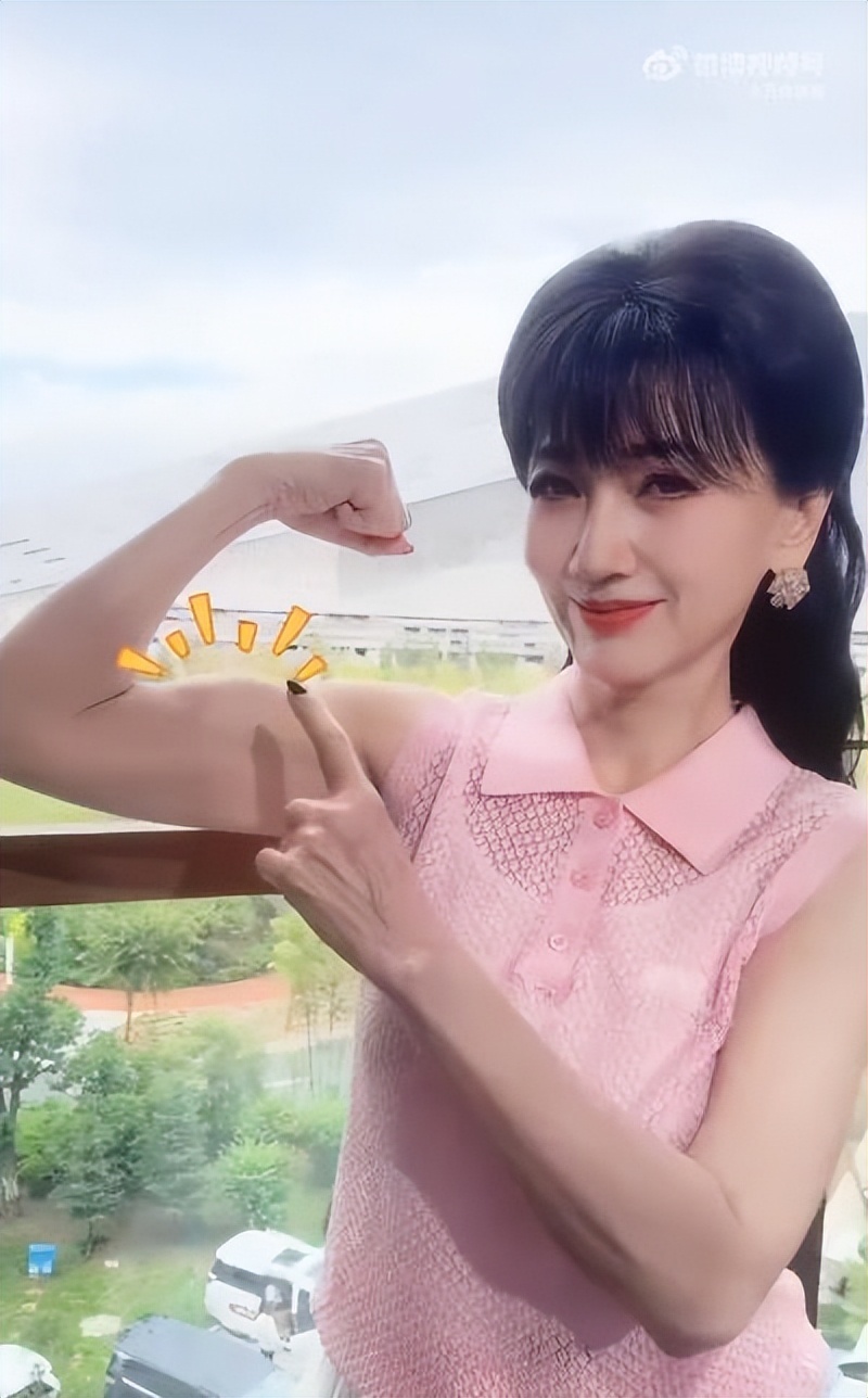 赵雅芝晒手臂肌肉线条，配文“我可不是娇滴滴的女王”，网友：金刚芭比芝！