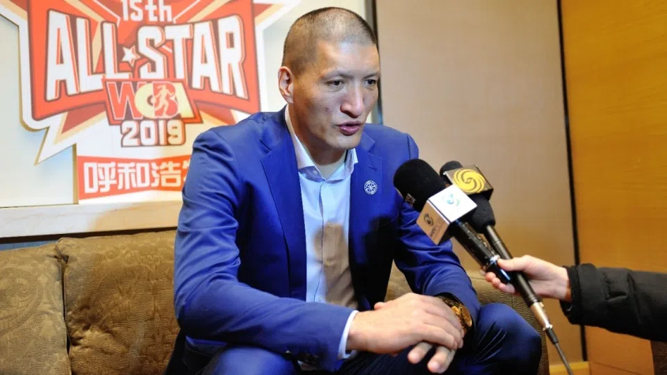 巴特尔罕见开炮批后勤“不作为”：李月汝的四年等待，被一本寄丢的护照毁了