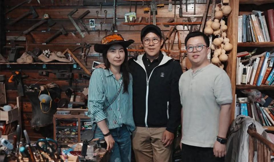 郭晶晶素颜旧衬衫游新疆，80岁霍震霆把主位让给铁路退休的亲家公