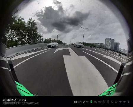 BYD右侧车门打不开 雷达坏了一个 车前盖变形 我：衣角微脏