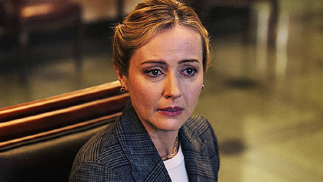 女人被一张贺卡喷了一脸粉末