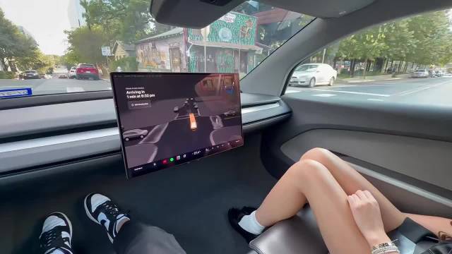 特斯拉Cybercab来了！真正的无人驾驶出租车，连方向盘油门刹车都没有的那种