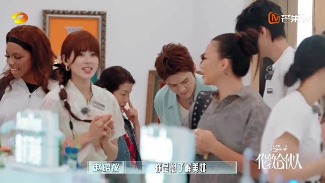 赵昭仪嘴甜夸人，从唇线夸到胎毛刘海