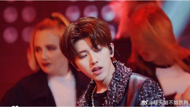 蔡徐坤表演歌曲，舞台太炸了，全场都是小迷妹！