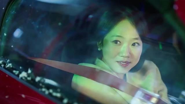 女人无意间发现丈夫的车玻璃上竟有个手掌印