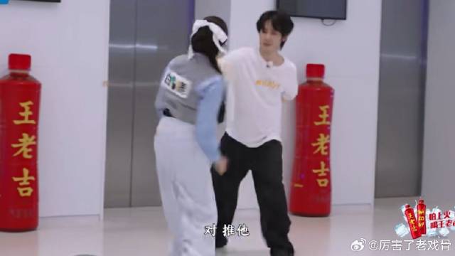张真源简直是跑男撕名牌战神 单手秒撕白鹿震惊全场，太猛了