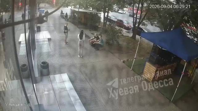 乌征兵官伪装路人搭讪，女子识破男子搏斗脱身