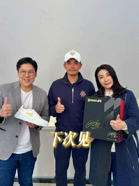 热烈欢迎霍启刚先生与郭晶晶女士携圣保罗的小朋友们莅临本馆交流羽球技艺！