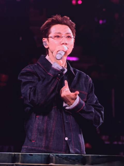 汪苏泷在明日世界香港演唱会上唱了四句路过晴朗