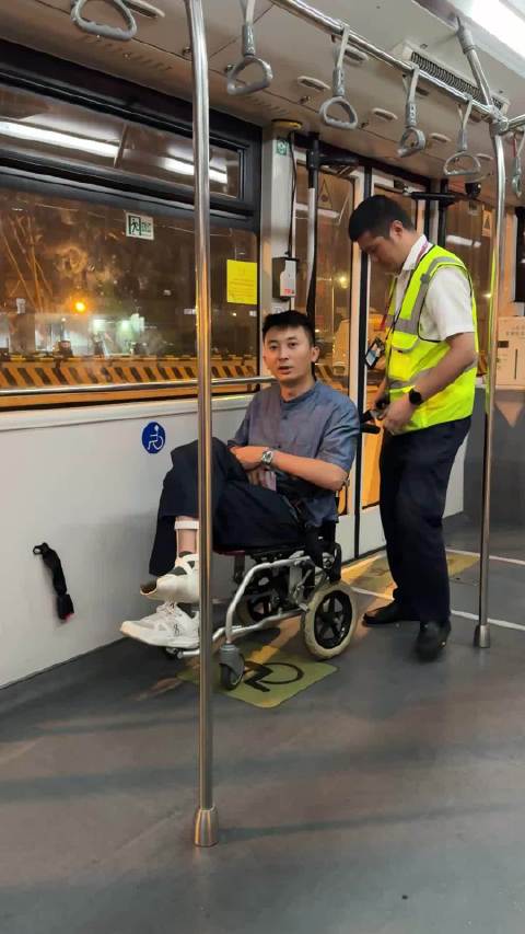 男子自称被咬，类比《行尸走肉》轮椅剧情