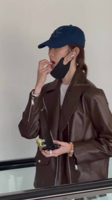 张艺凡西装干练私服清爽，职场剧造型立住职业感