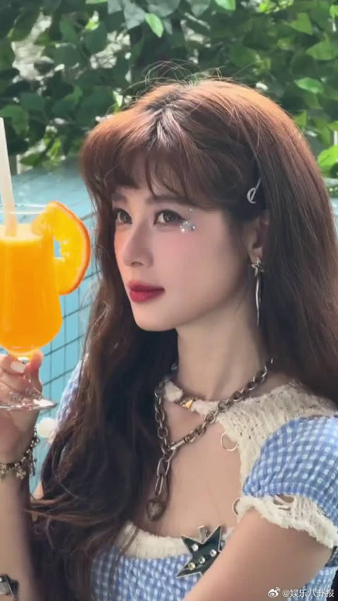 赵昭仪用心赞美客人，留意胎毛刘海高光显细腻