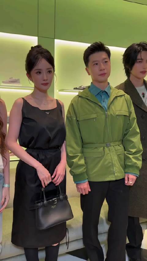 杨幂这颗头真的是内娱顶级了吧，完全就是逆生长，尤其这双眼睛太吸引人了