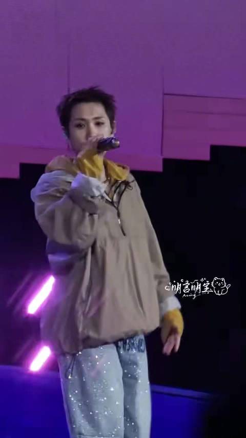 谁能想到香港站的安可曲直接端上来一首《小小虫》！