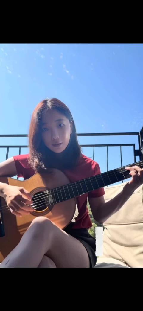 王珞丹吉他弹唱，这样看着像文艺女青年！