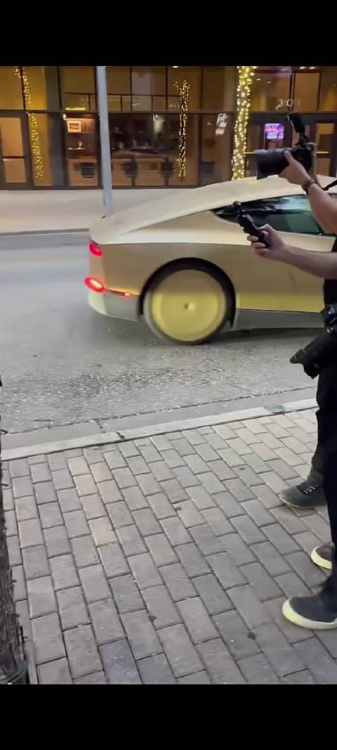 美国街头的Cybercab， 来看看实拍的L4特斯拉FSD