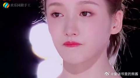 创造营姜贞羽舞蹈失误泪洒舞台，有谁注意到宋茜的反应太暖了