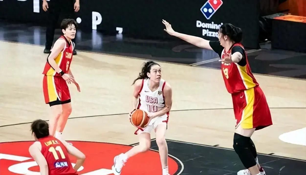 女篮首秀狂输33分，张子宇13+6+2帽，苏群发声：不能拿她对标姚明