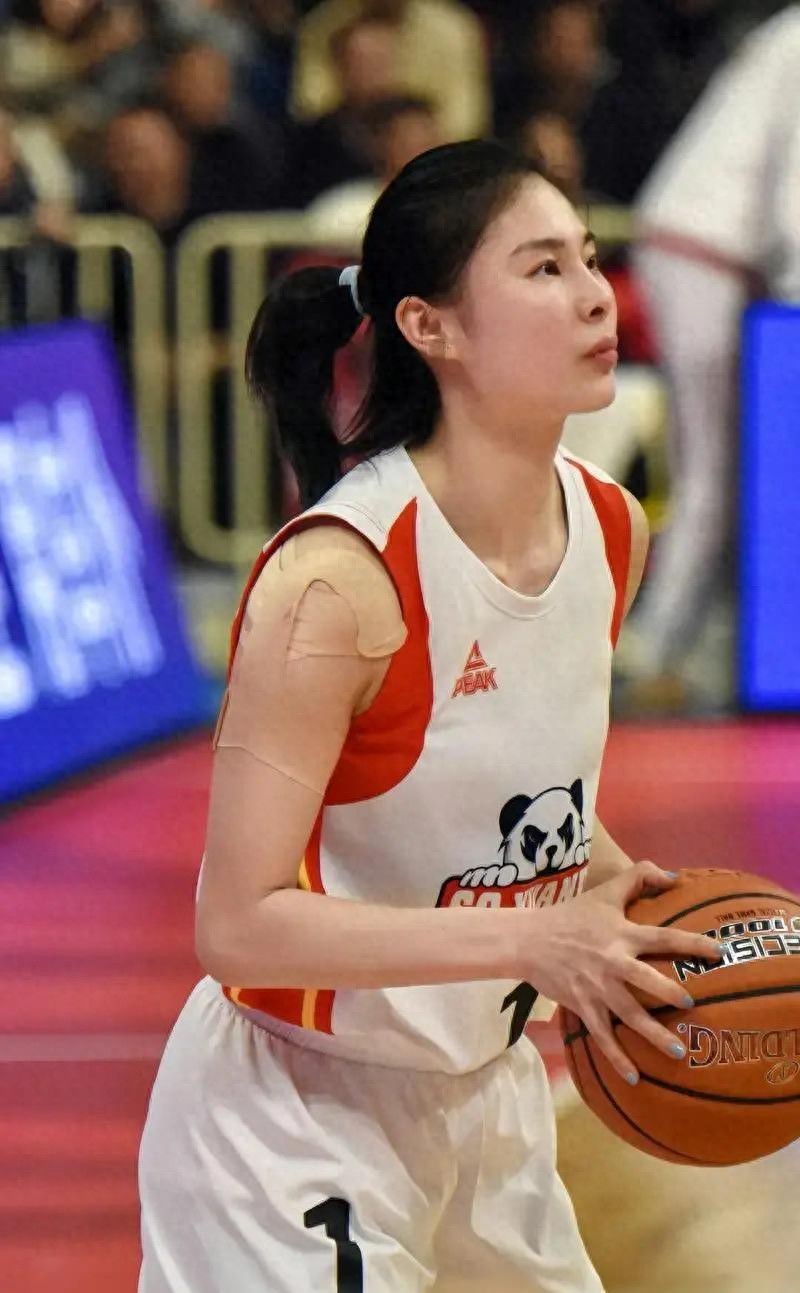 女篮今晚对阵美国！内线告急，王治郅特训张子宇，新星硬刚美国