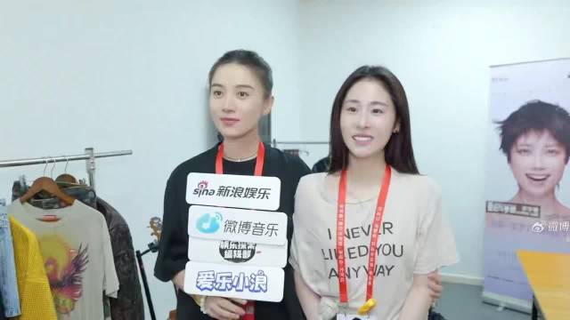 张碧晨宋佳探班李宇春演唱会，花篮寄语显真情