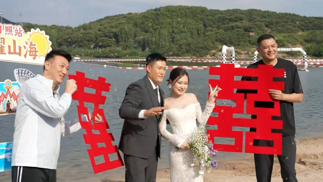 陈梦沙滩当临时摄影师，为新人拍婚纱照