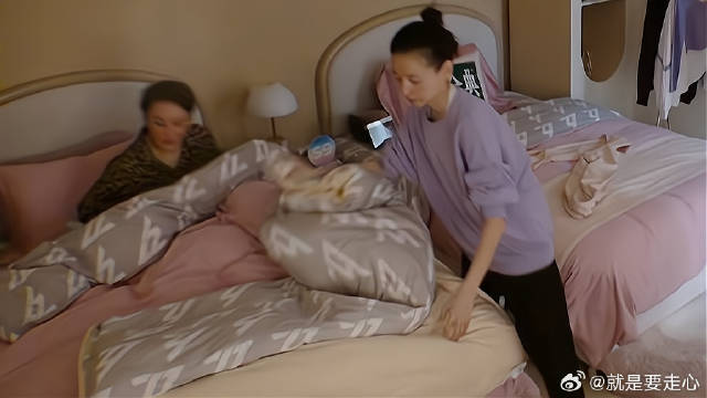 张馨予发烧满脸通红 董洁细心照顾，难怪潘粤明之前会爱上她