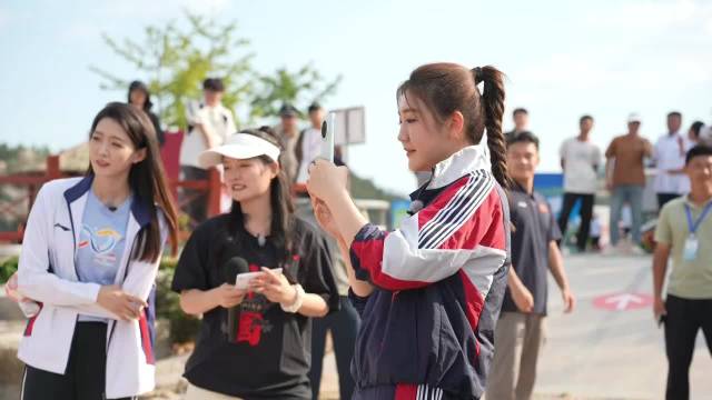 陈梦蹲沙滩帮新人拍婚纱照，指挥新娘搂新郎脖子