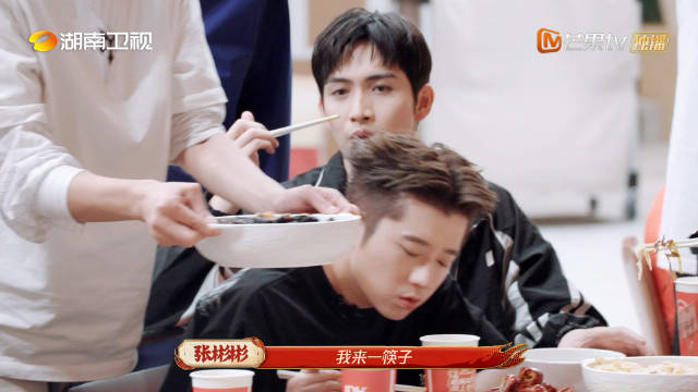 披哥聚餐张彬彬尝臭豆腐称黑暗料理，扭头安利无锡甜食
