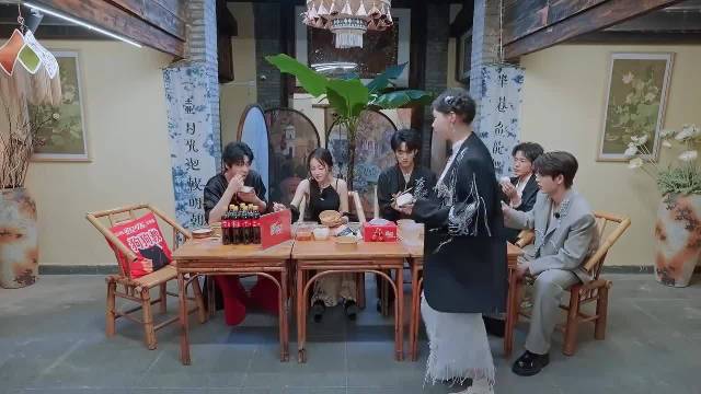 张凌赫赢了游戏输了信任，尽力讨好刘宇宁，不料他根本不吃这套 开始推理吧…