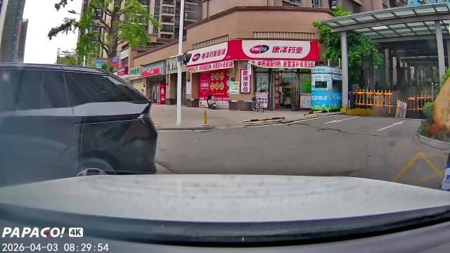 开车出地库没掌握好角度，视频车直接帮忙拍照取证