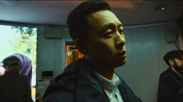 他推开玻璃钢门，众人高举钞票争抢最后一张机票