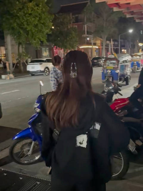 笑死我了，嘉辉遇到摩托车还是走不动道，不仅上手还一步三回头的，好可爱ᡣ