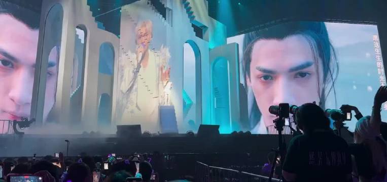 罗云熙成都演唱会唱不染，现场大合唱梦回润玉