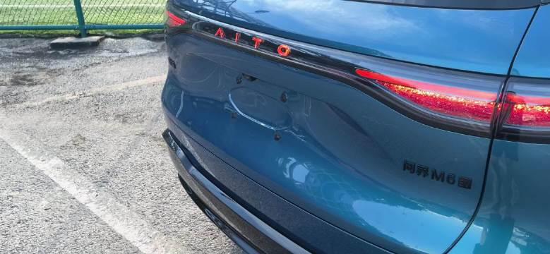 问界M6后备箱能放两台折叠自行车，带娃骑行更便捷
