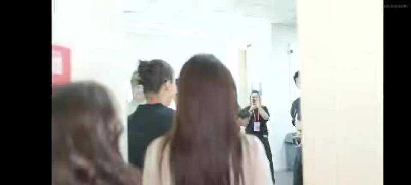 张碧晨和宋佳一同现身探班李宇春演唱会，还送上花篮送上祝福