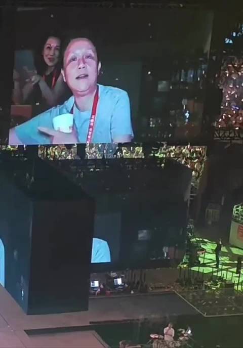 龙丹妮现身李宇春演唱会，现场观众喊她跳舞