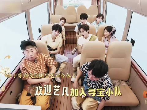 张艺凡追喊田曦薇，霸总式关心再现闺蜜日常