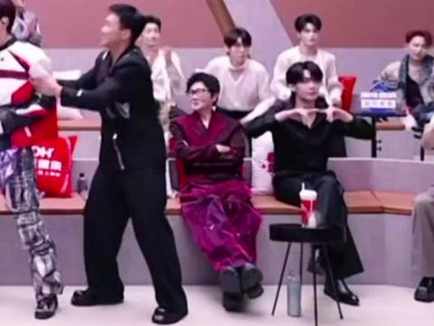 王赫野后台怎么这么有节目呢，孩子完全闲不下来，甚至还一直给哥哥们加油