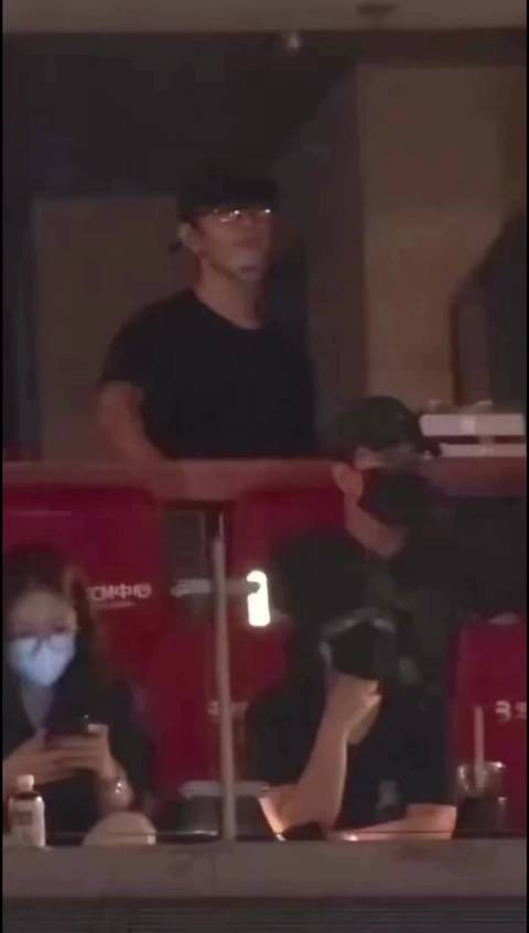 肖战来看李宇春演唱会了，好了好了，这下坏了，李宇春粉丝也见过肖战了！