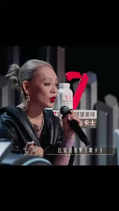 何老师专注欣赏舞蹈新风暴，珍惜舞者全力以赴作品