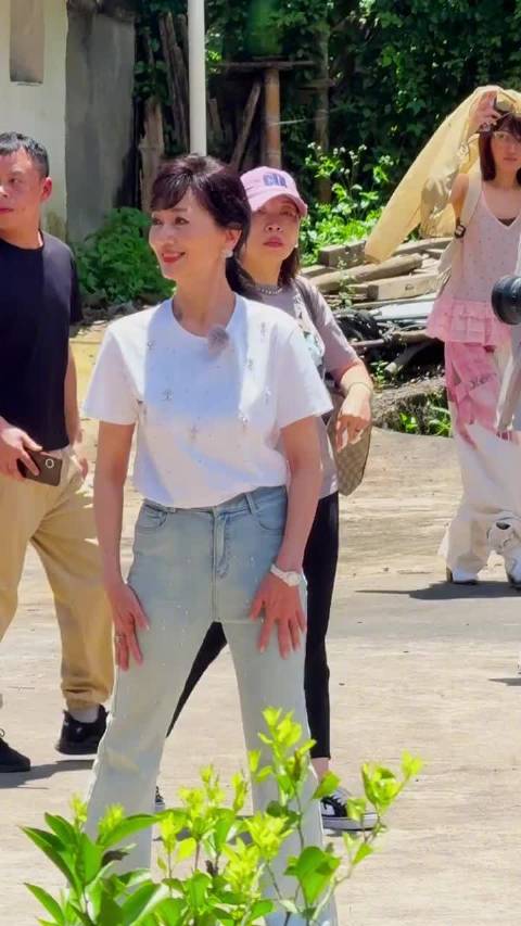 72岁赵雅芝下乡村搬西瓜，被建议保送花少9