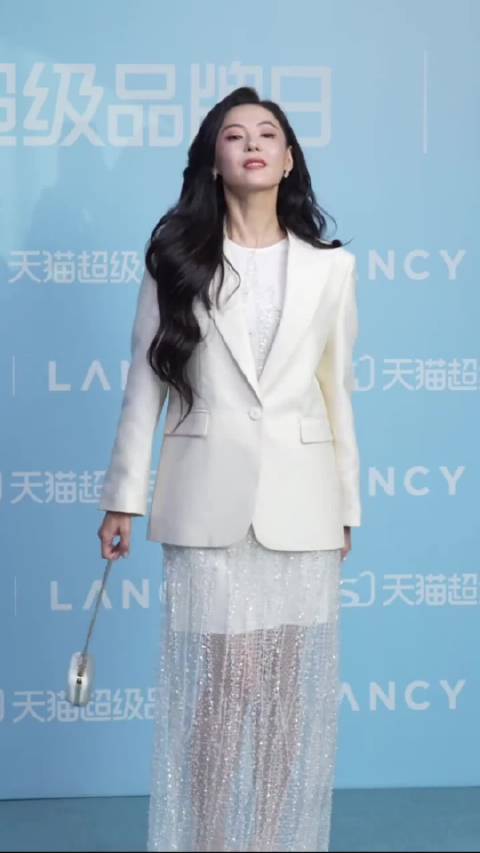 张柏芝活动开场比心互动，坦言紧张显亲和