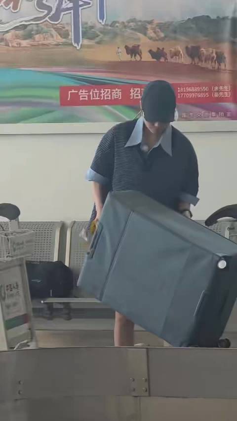 辛芷蕾倪妮现身李宇春演唱会，向野小片抢先看