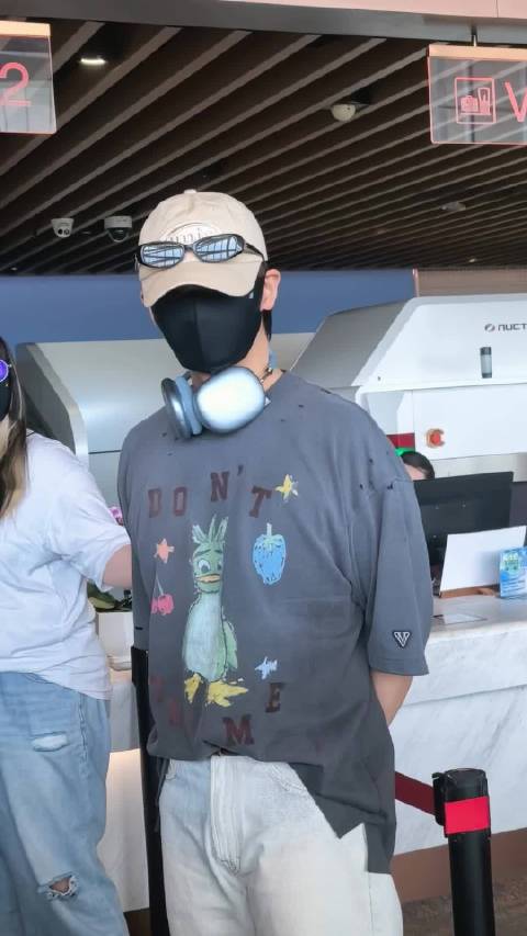 张远与粉丝互动，揉胸肌称练了五天酸