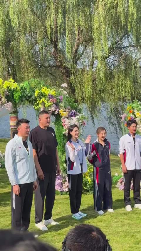 陈梦与巩晓彬同台切磋乒乓球，巩晓彬直板亮相