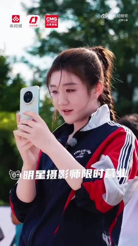 陈梦蹲到腿麻帮新人拍婚纱照，找最佳角度