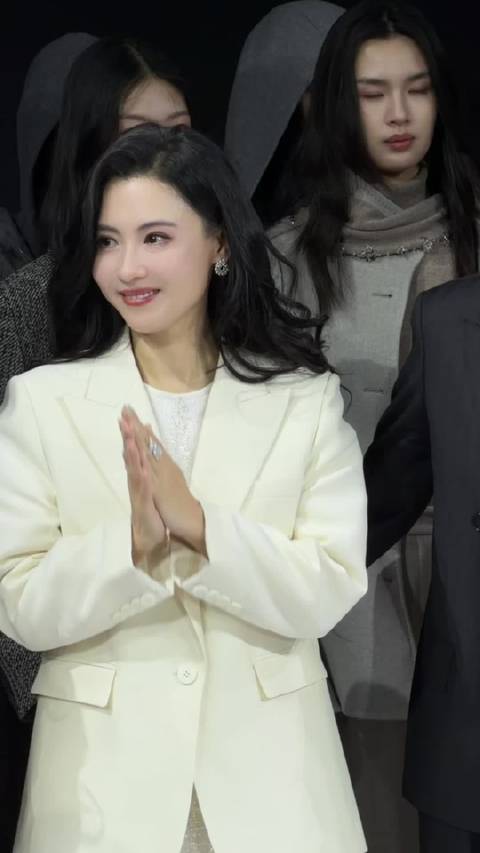 张柏芝看秀白色西装碎钻纱裙，小说女主味十足