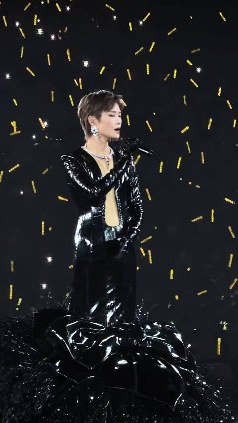 李宇春北京演唱会黑色深V大镂空皮衣造型好飒！